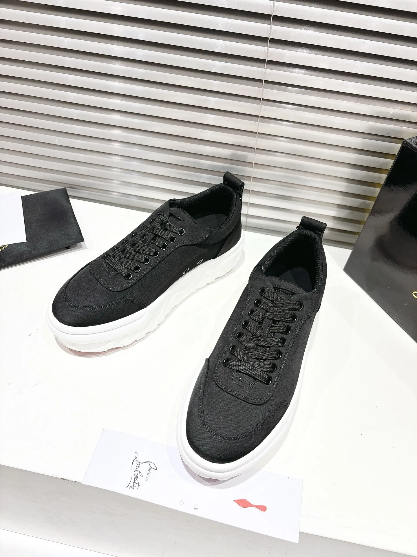 👟👟Ex-factory price 640👟👟 ╔Low-top canvas thick-soled sneakers-black╗ ·Top version customization·2025𝐬𝐬 𝑪𝒉𝒓𝒊𝒔𝒕𝒊𝒂𝒏 𝑳𝒐𝒖𝒃𝒐𝒖𝒕𝒊𝒏 Maison Christian Louboutin Choukario low-top sneakers with an urban feel. Featuring laces and a heel tab at the top, this sneaker is made entirely of Smoke Gray nylon for a softer construction. It features an embossed sole made of environmentally friendly biosourced EVA. ▪️No matter the last type, fabric, diamonds, nails, lining, outsole, it is as close as possible to ZP... ▪️The original sole is specially provided by the original factory ▪️The lining is imported water-dyed cowhide ▪���Private customization time is about 3-7 days —————— Size: Men's 39M-46M